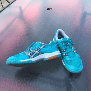 ASICS gel rocket tennis shoe